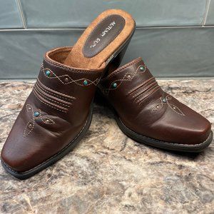 Autumn Run Miranda Brown faux leather western mules. Size 9.
